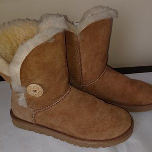 UGG Mini Bailey Button II - Size 8